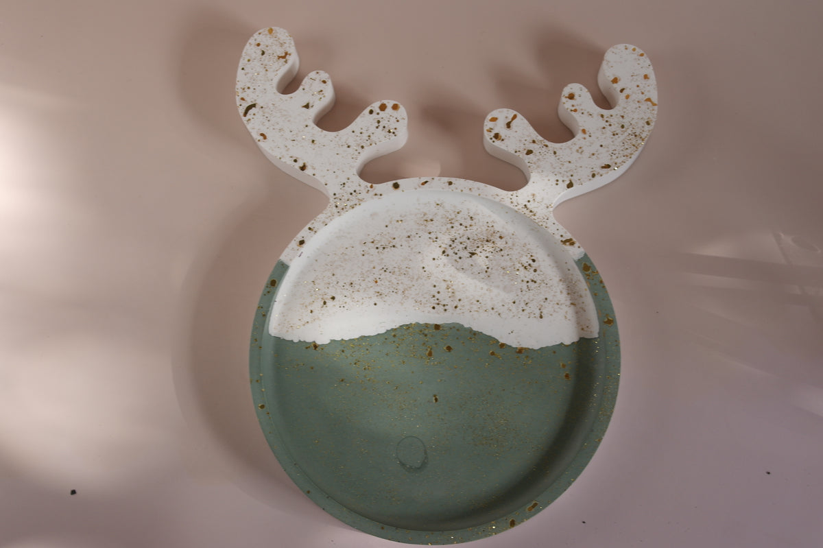 REINDEER DECORATIVE PLATE