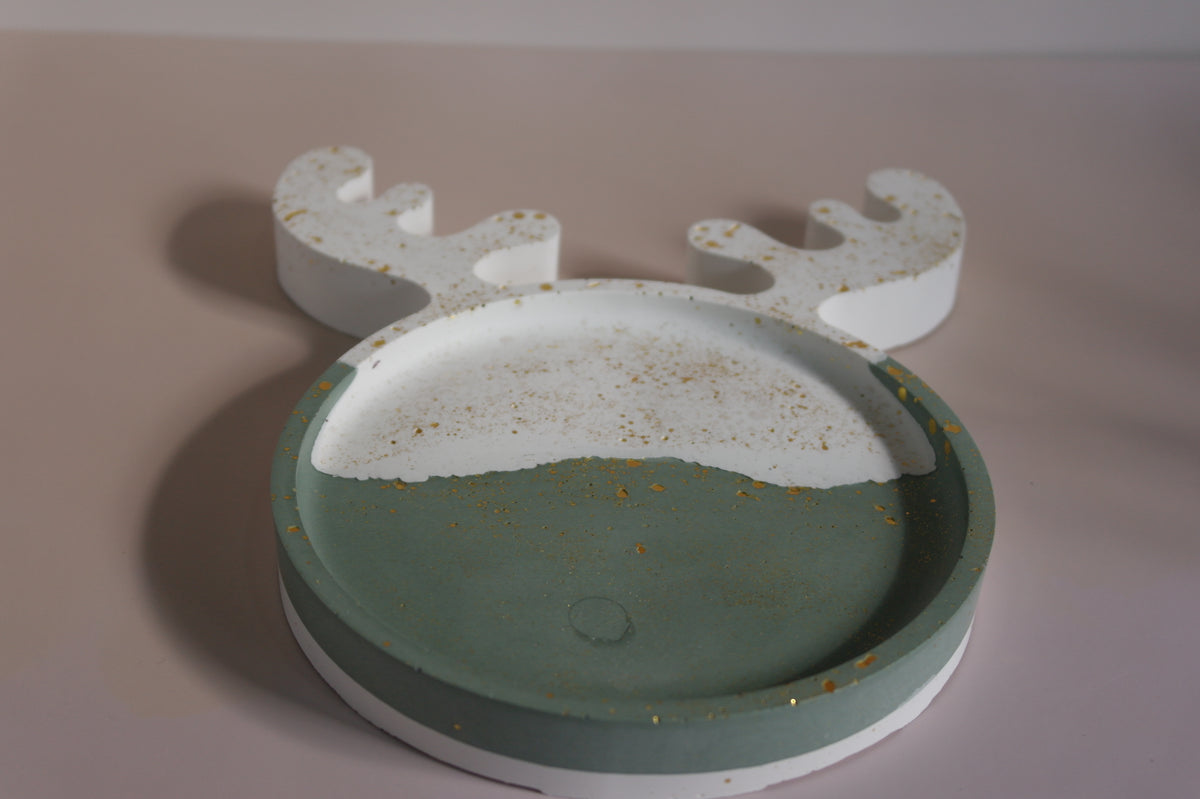 REINDEER DECORATIVE PLATE